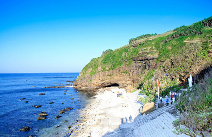 Cảnh đẹp ở đảo Lý Sơn - Chùa Hang